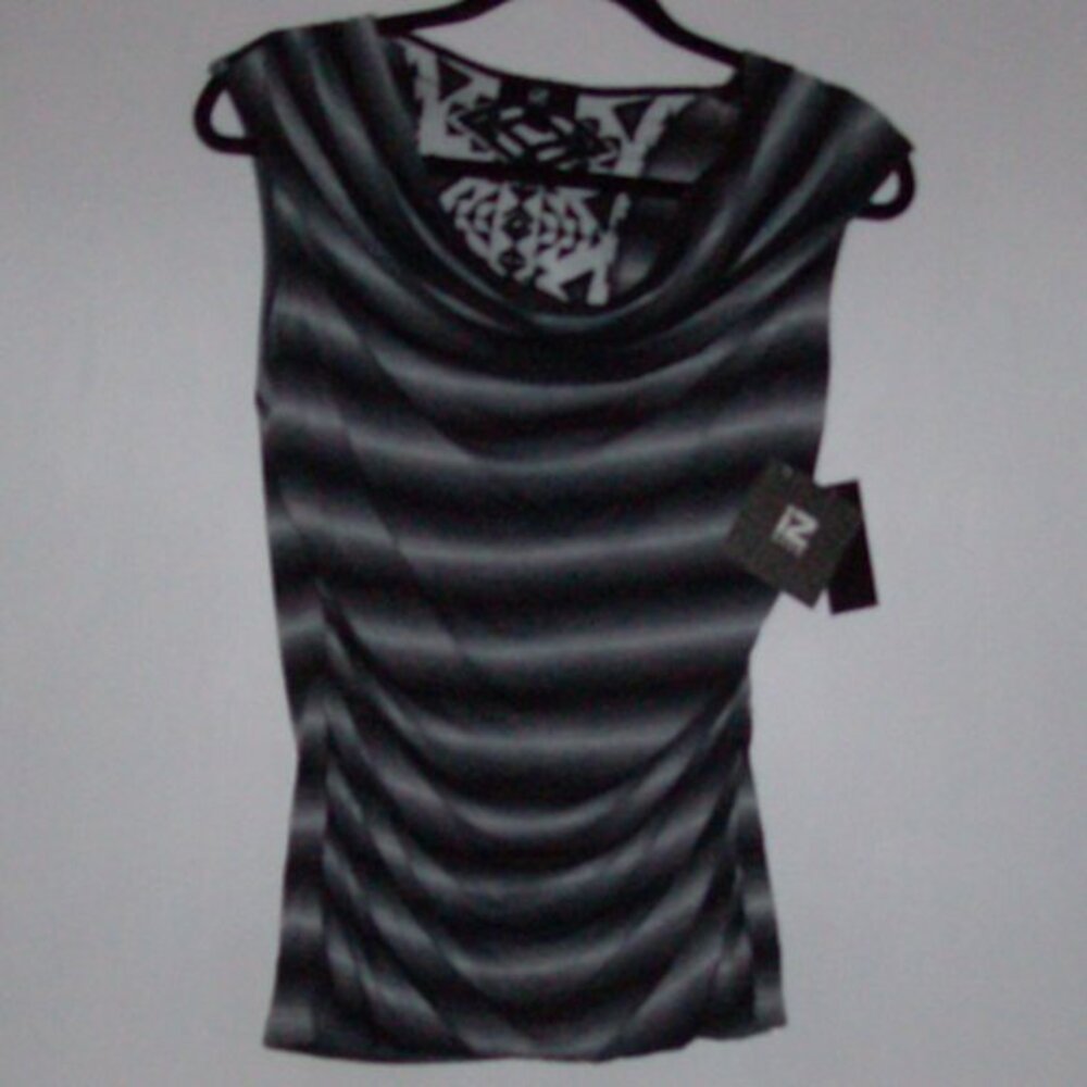 Large iz byer black & white top, WDrTop41